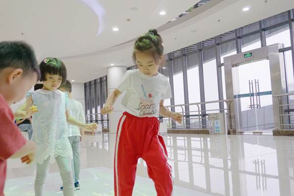 小孩子玩耍 小孩子玩耍